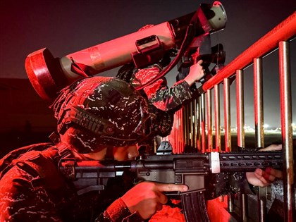 第三作戰區官兵松山機場反空機降演練　人攜刺針對空打擊