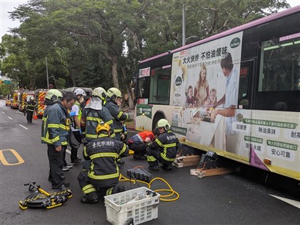 部桃外科主任周佳正過馬路遭撞死　欣欣客運致歉