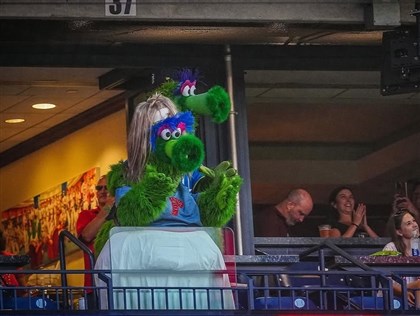 費城人吉祥物模仿CEO婚外情抓包鏡頭  酸出新高度[影]