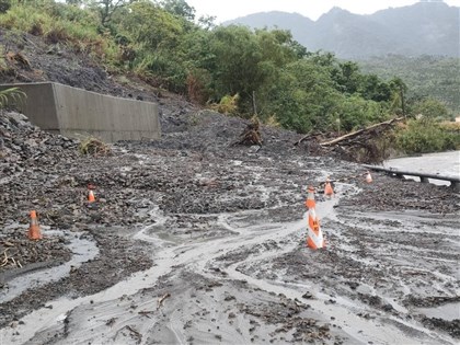 花蓮連日下雨富里多條道路中斷　玉里農田淹水[影]