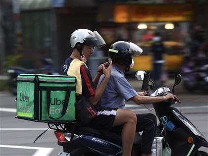 勞動部發函Uber Eats停止調降外送員報酬 片面降薪增道安風險