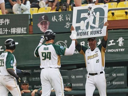 魔鷹50轟達陣寫中職第3快紀錄　繞壘時雙手指天憶亡妻[影]