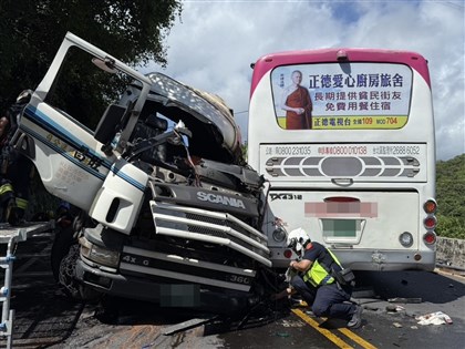萬里車禍1死14傷 載滿鋼條大貨車撞對向國光客運釀禍