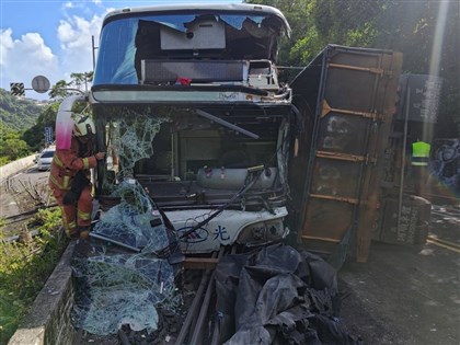 萬里車禍砂石車對撞國光客運　1命危13傷