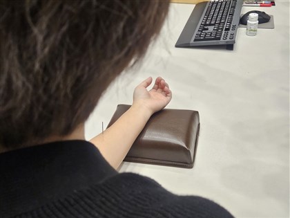 中藥針灸被迫二選一？ 健保署：違規收費將開罰