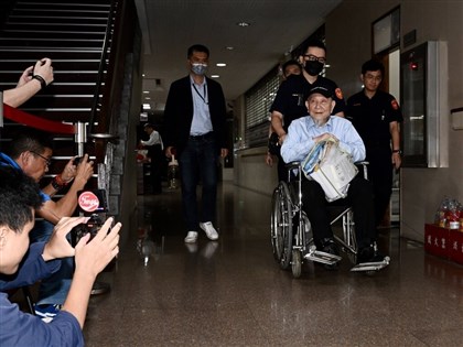 沈慶京繳交1.8億元戴電子腳環 完成交保離開法院