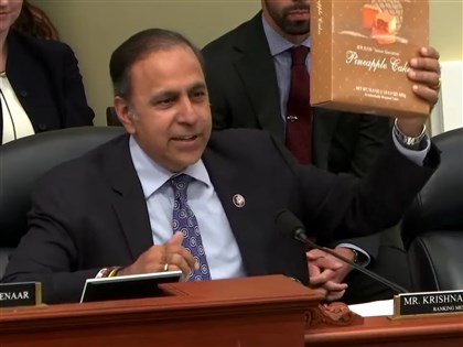 美議員秀「自由鳳梨酥」籲攜手澳台日抗中經濟脅迫
