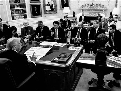 美日談判川普桌上大圖卡　被打X還加碼投資金額