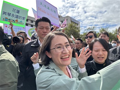 昔捐帆布遭批政治介入校園　蕭美琴：為花蓮人爭口氣
