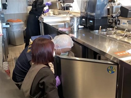 古拉爵員工舔抹布又舔餐檯　高雄衛生局將開罰業者