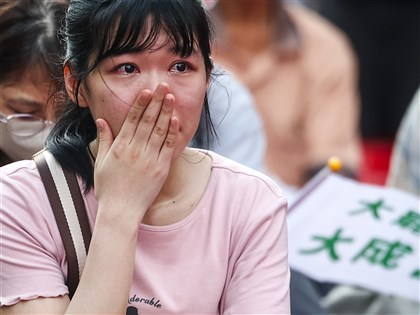 726立委罷免開票兩樣情　藍委鞠躬致謝、罷團流淚相擁【圖輯】