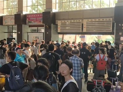 南迴線大武至瀧溪間隧道溢水交通中斷 台鐵估晚間7時通車
