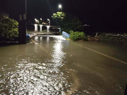 台中豪雨狂襲　大甲一度停電、大安多處積淹水[影]