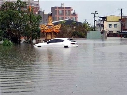 嘉義縣豪雨低窪區路田汪洋一片　太保後潭平安宮淹半個車身[影]