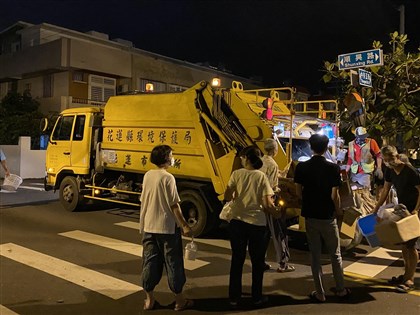 台灣垃圾車再引外媒關注 播古典樂、長輩準時報到寒暄成焦點　