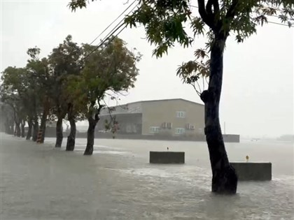 嘉義縣豪雨低窪區路田汪洋一片　太保後潭平安宮淹半個車身[影]