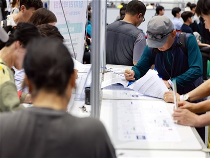 地鐵宅配成銀髮族打工新型態　日韓高唱老年貧窮悲歌