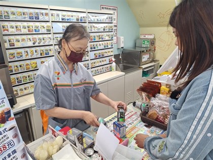 阿公阿嬤也能擠霜淇淋　拆解超商開發銀髮戰力3心法