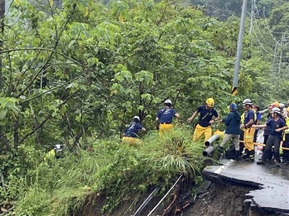 南橫公路一家5口墜谷　搜救員下切百米徒手挖尋獲2遺體