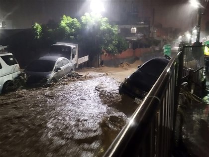 彰化暴雨香山里車輛被沖進排水溝　彰139線樹倒交通中斷