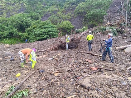 南橫車輛墜谷 目擊者稱駕駛跪路旁想救妻兒仍罹難