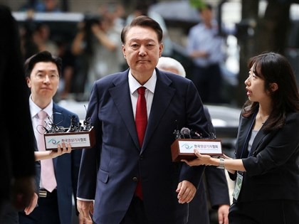 尹錫悅不服獨檢組拘提  脫囚服躺地抗議挨批耍賴