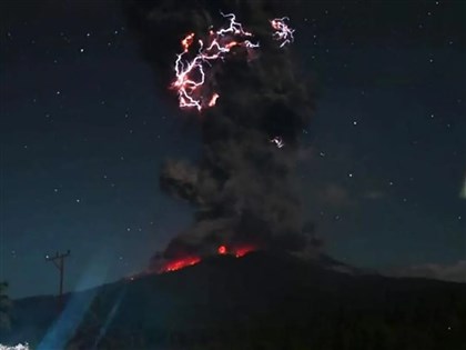 印尼勒沃托比火山再噴發　灰雲直衝1萬8000公尺高空[影]