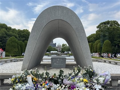 廣島原爆80週年前夕  駐日代表在慰靈碑前獻花致意