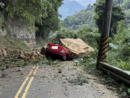 苗栗泰安山區落石砸車　2人受困命危警消搶救
