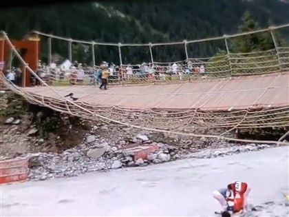 新疆伊犁一景區吊橋橋索斷裂　5死24傷