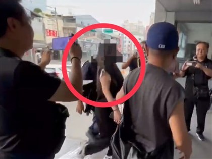 台中女超商砸酒瓶割傷店員　警傳訊到案傷害罪送辦[影]