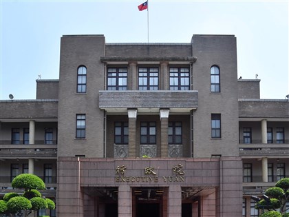 政院國旗倒掛　李慧芝：操作疏失將檢討人員責任