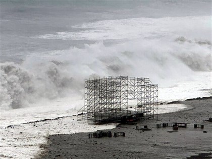 颱風楊柳襲台東　吹破縣府玻璃門、吞沒音樂節舞台