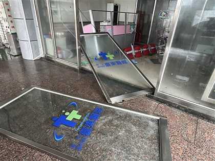 颱風楊柳風雨灌破台東醫院急診室大門　患者暫送他院