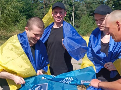 川普普丁高峰會前夕　俄烏交換84名戰俘[影]