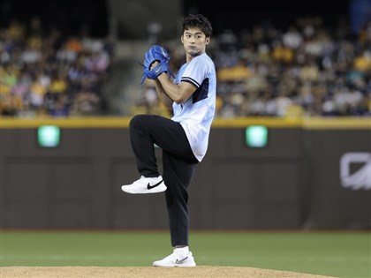 楊勇緯首度登上大巨蛋  為富邦悍將開球直呼新奇[影]