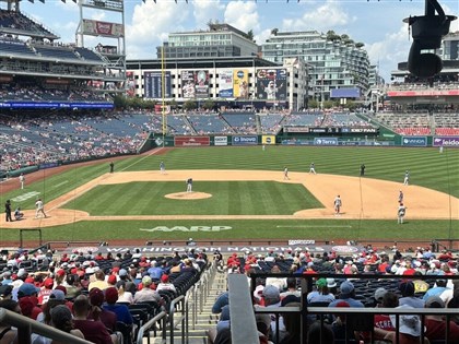 台美棒球場文化大不同   美國合唱經典歌曲、互動鏡頭帶氣氛