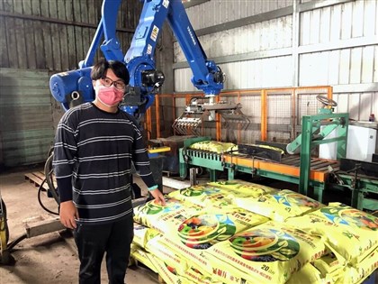 雲林有機肥合作社導入機械手臂 效率升又省人力