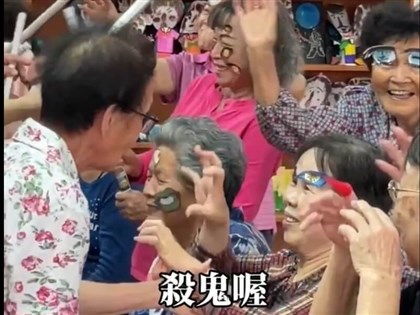 台中公嬤版「鬼滅之刃」　無限年齡城超搞笑[影]