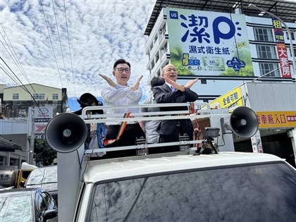 韓國瑜陪江啟臣車掃台中山城　罷團徒步逐戶拜票