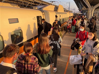 高鐵強化安靜乘車規定估9月底上路　用手機需戴耳機、講電話至玄關
