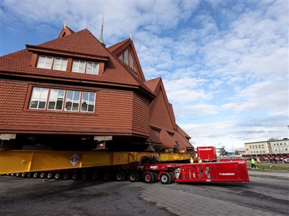瑞典基魯納教堂整座搬遷　壯觀場面引數千人見證[影]