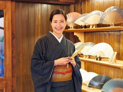 京都扇子老舖社長大西里枝35歲驟逝　反差搞怪形象在台爆紅