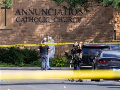 美明尼蘇達州天主教小學槍擊案3死20傷　學童還原槍案現場