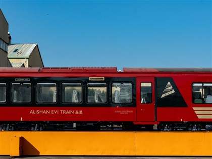 阿里山林鐵新列車森里號運抵嘉義　115年投入營運