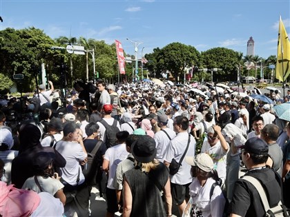 民眾黨北市街頭「走讀」警認定違法舉牌制止