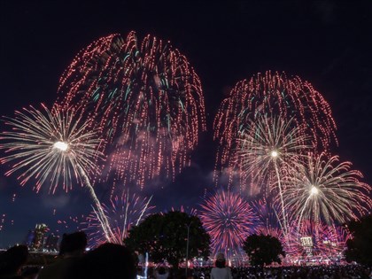 大稻埕煙火480秒點亮夜空　壓軸秀湧14.6萬人潮[影]
