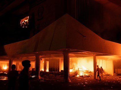 印尼示威延燒　地方議會大樓遭縱火3死5傷