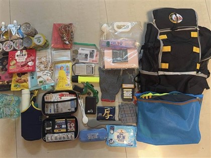 消防署長蕭煥章開箱緊急避難包　佛珠經書當寄託