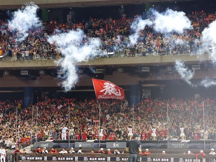 味全龍大巨蛋主場4萬人滿場寫隊史紀錄　兄弟奪2連勝[影]